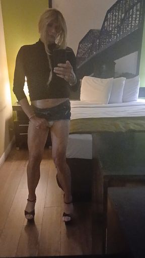 Madisongurl dances in her motel room