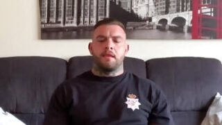 Un tătic amator în uniformă își mângâie pula enormă și descarcă o ejaculare imensă