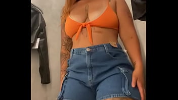 Provando Roupas no shopping