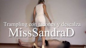 Trampling con tacones y descalza
