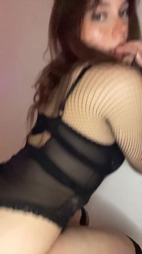 Curvy OnlyFans girl shows off her bubble butt in a homemade video