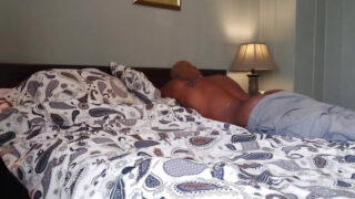 Dicke, reife schwule Bären lassen sich in selbstgedrehten interrassischen Sexszenen den Arsch durchnehmen.