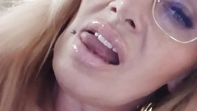 I wanna taste your lips...