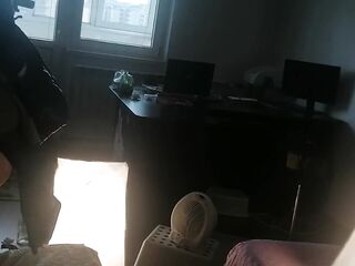 Amateur-Ehefrau hat Spaß daran, Kleider anzuprobieren und abzuschneiden. Amateur-Ehefrau tanzt nackt