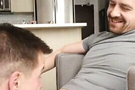 عاهرات مثليات ذوات قضبان ضخمة يمتصن القضبان ويتلقين ضربات قوية في المؤخرة