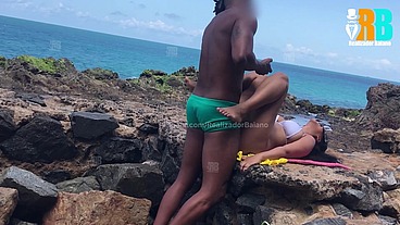 Realizador Baiano fudendo putinha casada na praia e corninho assistindo por vídeo chamada ,flagrados por um estranho que chegou e participou ! Hotwife transando com negão dotado na praia