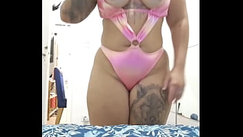 A ruiva vagabunda grava um ví_deo especial para seu amante e envia o ví_deo pro marido corno pra bater uma punheta e gozar pra ela