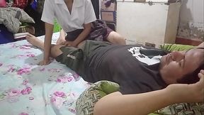 Tonta colegiala pensaba que su padrastro no la escuchaba y le ense&ntilde_&oacute_ que cuando tocas verga adulta te toca abrirte las piernas y ser tratada como la puta qu&eacute_ eres