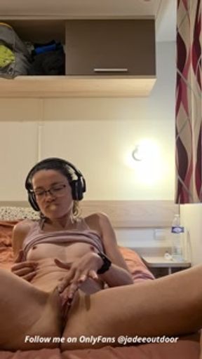 She touches herself and cum while teleworking 😜💦😜