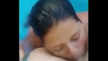 Pagando um guloso na piscina