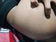 Femboy con falda juega con sus manos