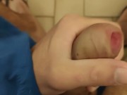 Ragazzo sborra rapidamente nel cestino della piscina