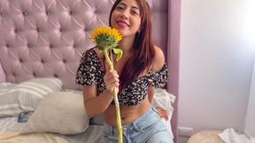 Mi hermanastra recibe una sorpresa del d&#x00ED;a del amor y amistad  Termina en una gran follada