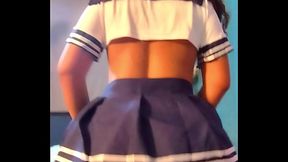 Buenisima mujer en minifalda