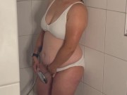 Selbstbefriedigung duschkopf Bikini zittern Zucken stöhnen multiple Orgasmen Pussy feucht nass geil