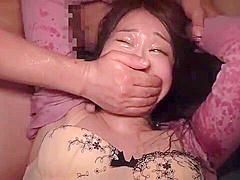 02973,A woman who screams in agony