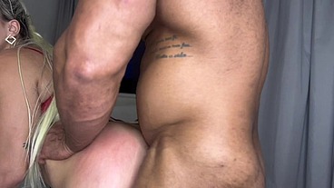Meu namorado musculoso me comeu na janela do hotel