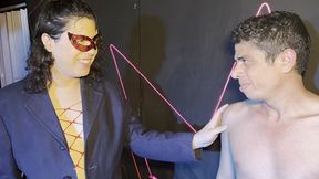 o boy estava dancando na balada e chamou a trans para uma orgia no palco