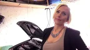 Blonde MILF gives a hot facial in the car