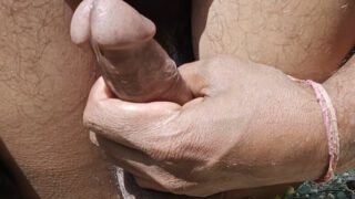 Genç Hintli yalnız bir adamın dar kalçasına sertçe yumruk atılıp parmak sokuluyor.