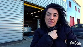 Sabrina veut une bite dans le cul et l'_autre dans la chatte