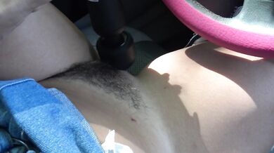 Vic Alouqua en jupe se fait plaisir sur un parking jusqu'à l'orgasme