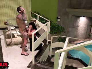Baixinha do cuzao fodendo com tatuado