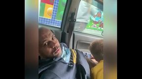 Dando leitinho dentro do carro