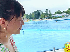 ウブかわビキニ美少女をプールでナンパしていいなり性交