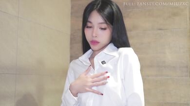 Stepmom’s stockings teased in 60fps solo session choked moans