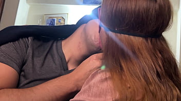 A ella le encantan los BESOS sucios y CALIENTES, llenos de SALIVA y con mucha LENGUA