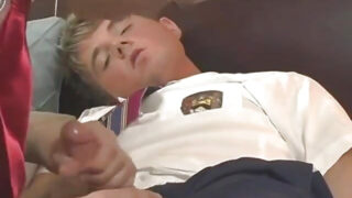 Kuuma nuori Tyler Berke univormussa imee kullia, ratsastaa sillä kovaa ja naidaan perseeseen