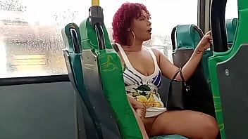 Me exibi dentro do &ocirc_nibus e o corno melou a cueca