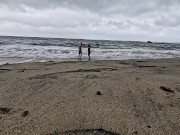 Latina culona se masturba en playa pública mientras la gente mira