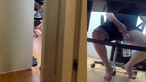 when you work from home and can'_t leave your desk and have to urinate in a bottle - full version