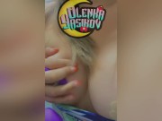 Chica se mete consolador en una tienda