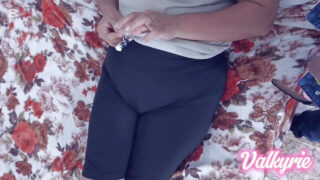 Пышнотелая красотка принимает глубоко в свою задницу