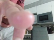 El Tio De La Polla Gorda Se Folla Fuerte y Profundo Con El Dedo A Su Prepucio, Muy Mojado