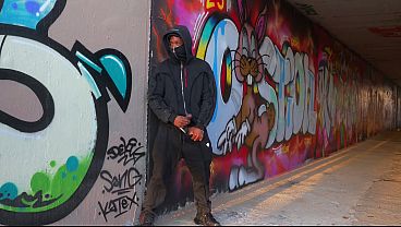 Dominicano detona a italiana debajo de un puente en las calles de Barcelona.