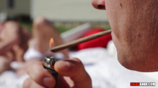 วัยรุ่นสาว โคลบี้ แชมเบอร์ส, มิกกี้ น็อกซ์ และโรบิน มัวร์ ร่วมรักกันอย่างเร่าร้อนกลางแจ้งแบบสามคน โดยมีการออรัลเซ็กส์และร่วมเพศทางทวารหนัก