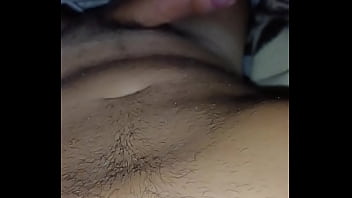 acostado en la cama desnudo mi amiguita .....se va poniendo alegr&eacute_