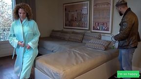 Madura zorra de tetas enormes traga leche