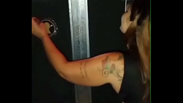 Ruiva casada vai no swing fica toda arrega&ccedil_ada por v&aacute_rios homens desconhecido