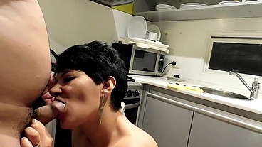 53 PERLA LOPEZ ESPOSA NINFOMANA , vuelven los del supermercado del dia anterior y y en su desesperacion por cojer los hace entrar en su consultorio otra vez , capitulo 53