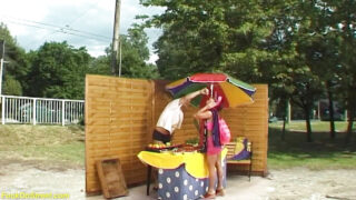 فتاة جميلة ذات شعر أحمر تتعرض للضرب المبرح في مؤخرتها المشدودة في الهواء الطلق