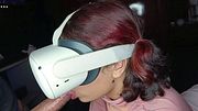 Hermanastra de 18 es pillada viendo porno en sus gafas de VR