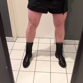 Sissy Laura hard cumshot in full Leather Outfit and boots