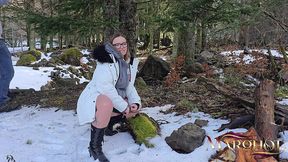 urbex foret enneigee a cote d’une cascade : je suce mon mec et un promeneur, il me baise la chatte dans la neige pendant que je suce mon mec – puis mon mec me prend, mais stoppe par des randonneurs