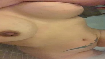 Aris Dark meando en la ducha