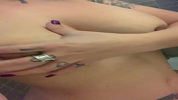 Aris Dark meando en la ducha